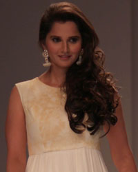 Sania Mirza at Ritu Pande Show at WIFW SS 2015