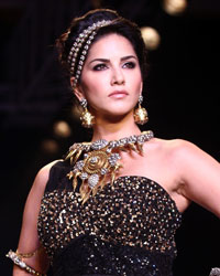 Sunny Leone at Sumit Sawhney Show at IIJW 2014