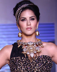 Sunny Leone at Sumit Sawhney Show at IIJW 2014