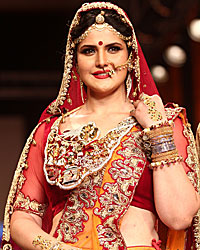 Zarine Khan at Swarovski Jewellery Show at IIJW 2014