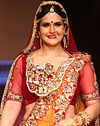 Zarine Khan at Swarovski Jewellery Show at IIJW 2014