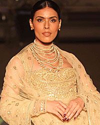 Deepti Gujral at Tarun Tahiliani Show for Sahachari Foundation