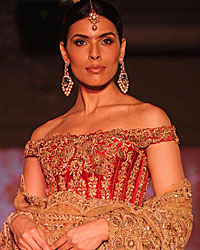 Deepti Gujral at Tarun Tahiliani Show for Sahachari Foundation