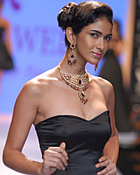 Aks Jewels Show at IIJW 2014