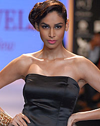 Aks Jewels Show at IIJW 2014