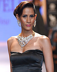 Aks Jewels Show at IIJW 2014