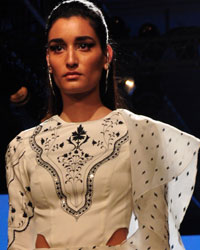 Ankur and Priyanka Modi Show at LFW 2015