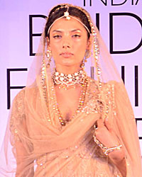 Model showcasing Tarun Tahiliani's collectio