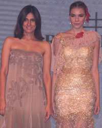 Designer Reena Dhaka with a modle