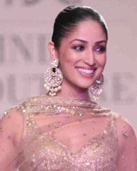 Yami Gautam wals the ramp for Rimple and Harpreet Narula