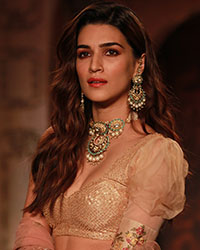 Kriti Sanon walks the ramp for fashion designers Bhumika and Shyamal Shodhan