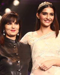 Neeta Lulla and Sonam Kapoor