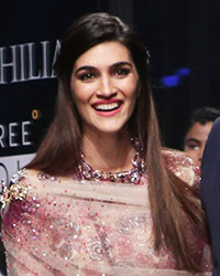 Kriti Sanon with Fasion Designer Tarun Tahiliani