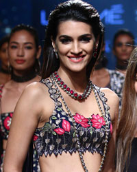 Kriti Sanon and Fashhion designer Arpita Mehta