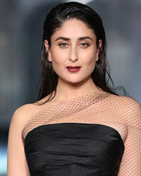 Kareena Kapoor walked ramp for Designer Gauri and Nainika