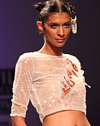 Niharika Pandey Show at WIFW SS 2015