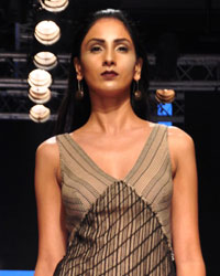 Nitya Arora and Urvashi Kaur Show at LFW 2015