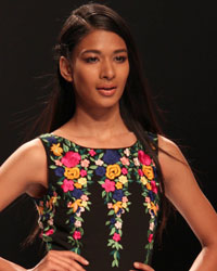 Reynu Taandon Show at WIFW SS 2015