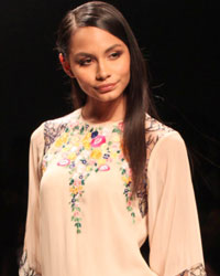 Reynu Taandon Show at WIFW SS 2015