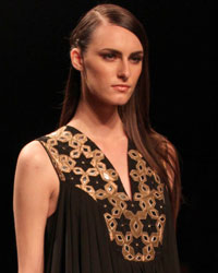 Reynu Taandon Show at WIFW SS 2015