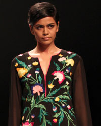 Reynu Taandon Show at WIFW SS 2015