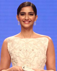 Sonam Kapoor displays the creation of Nazraana Jewellery by Ria Tinto during IIJW 2014