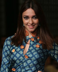 Nauheed Cyrusi