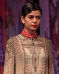 Tarun Tahiliani Show at WIFW SS 2015