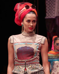 Tarun Tahiliani Show at WIFW SS 2015