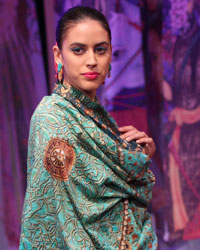 Tarun Tahiliani Show at WIFW SS 2015