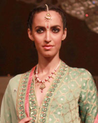 Threads of Banaras Fashion Show