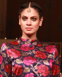 Threads of Banaras Fashion Show