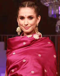 Threads of Banaras Fashion Show