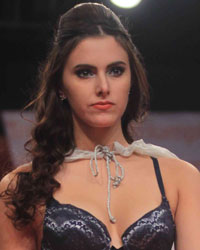 Triumph Lingerie Fashion Show 2015