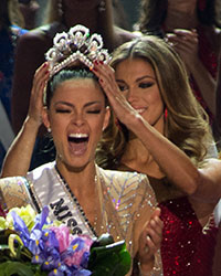 Demi-Leigh Nel-Peters, Miss Universe South Africa 2017 is crowned the new Miss Universe by Miss Universe 2016, Iris Mittenaere