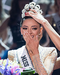 Demi-Leigh Nel-Peters, Miss Universe South Africa 2017 is crowned the new Miss Universe by Miss Universe 2016, Iris Mittenaere