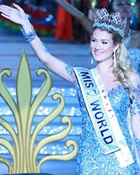 Miss Spain Mireia Lalaguna Royo waves after winning the Miss World 2015 at the Grand Final in Sanya, China