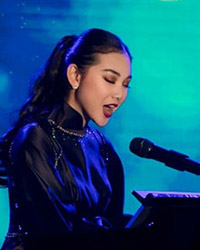 Audrey Vanessa, Miss World  Indonesia not only sang: she also played the piano