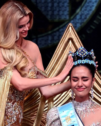 Miss World 2025 Winner Miss Thailand Opal Suchata Chuangsri crowned by Miss World 2024 Krystyna Pyszkova