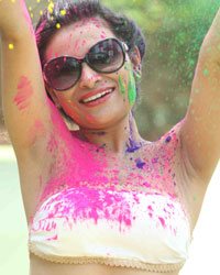 Kesariee Sizzling and Sensuous Dry Holi