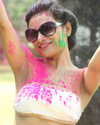 Kesariee Sizzling and Sensuous Dry Holi