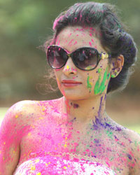 Kesariee Sizzling and Sensuous Dry Holi