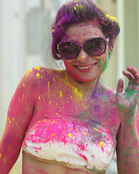 Kesariee Sizzling and Sensuous Dry Holi