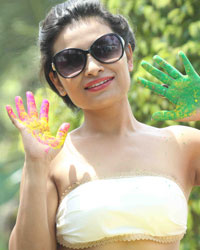 Kesariee Sizzling and Sensuous Dry Holi