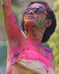 Kesariee Sizzling and Sensuous Dry Holi