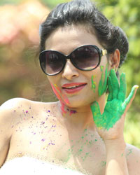 Kesariee Sizzling and Sensuous Dry Holi