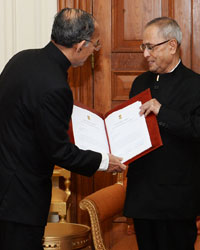 Shri VS Sampath, Shri HS Brahma, Pranab Mukherjee and Dr. Nasim Zaidi