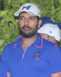 Yuvraj Singh with other team members of Mumbai Indians