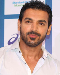 John Abraham at Standard Chartered Mumbai Marathon 2015 PC