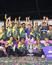 Dr. Aneel Kashi Murarka with Wasib Peshimam along with Paradigm Daredevils, the winners of Dreamz Premier League Season 1